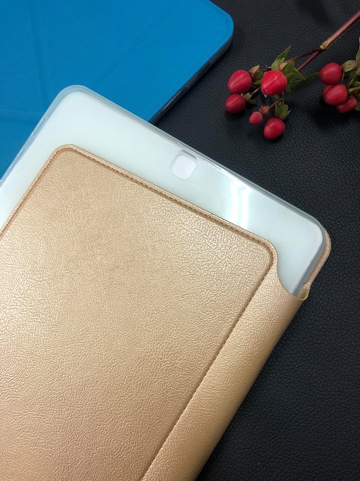Bao Da Samsung Galaxy Tab S2 9.7 T815 Hiệu Onjess này làm rất chắc chắn giúp bao da không bị bong tróc và trở nên bền bỉ hơn,nắp lưng bao da với chất liệu silicon bảo vệ cho chiếc tablet của bạn không bị trầy xước khi va đập mạnh